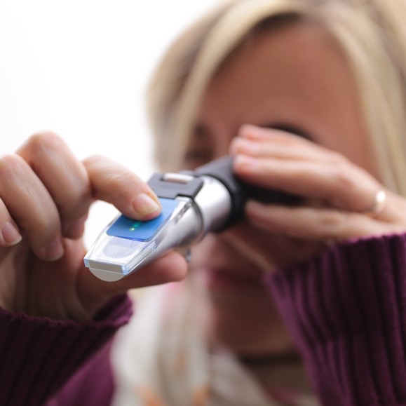 Refractómetro de mano OPTIKA HR-140N 0-32% Brix