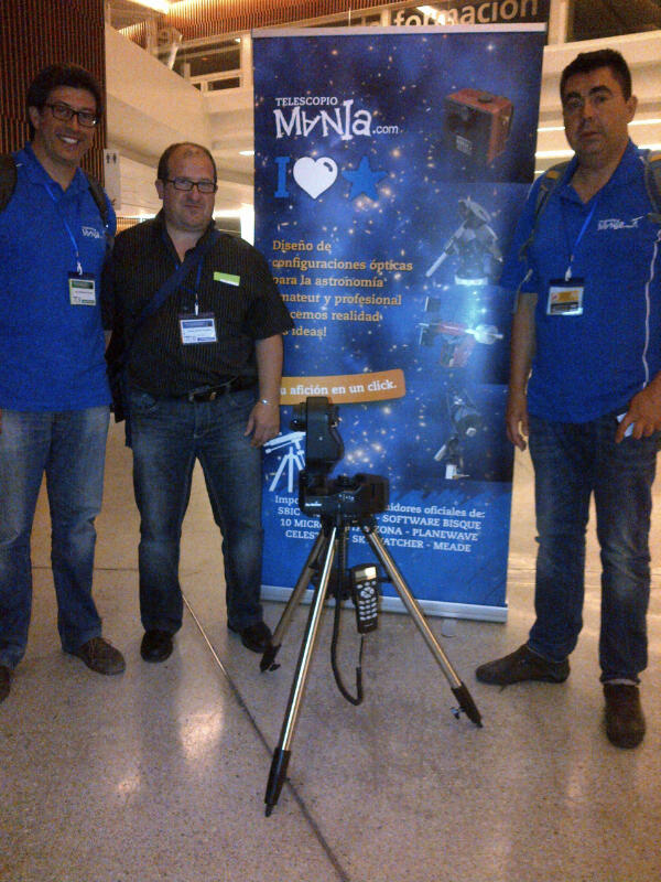 Esteban García, ganador de la montura AllView en el stand de Telescopiomania