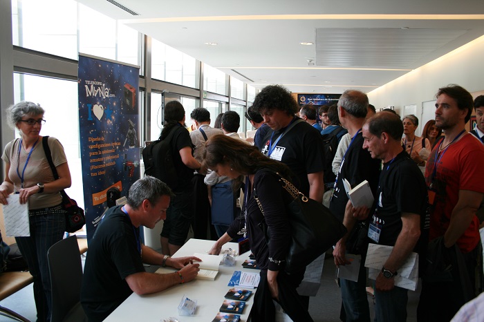 El Dr. David Galadí-Enríquez firmando su libro en el stand de Telescopiomania